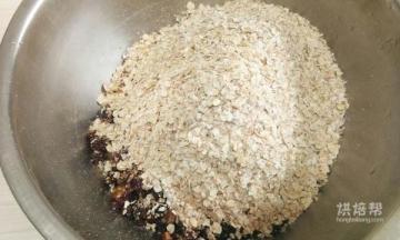 放入燕麦，临时换了这个圆盆，因为感觉上面的方盘不好搅拌。