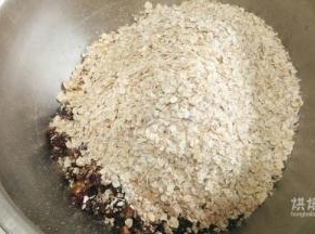 放入燕麦，临时换了这个圆盆，因为感觉上面的方盘不好搅拌。