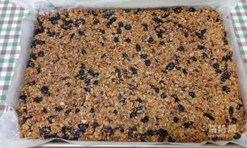 放入烤箱中下层，175℃烤25到30分钟。烤好后，拿出来冷却。