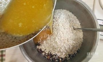 把黄油倒入上面的燕麦坚果混合物中，搅拌均匀