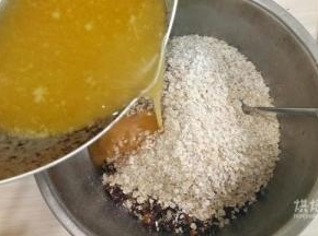 把黄油倒入上面的燕麦坚果混合物中，搅拌均匀