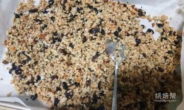 用三能金盘或者学厨那个长方形的烤盘，铺好油纸，把搅拌好的混合物倒入烤盘