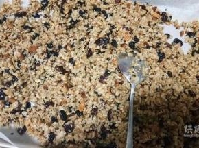 用三能金盘或者学厨那个长方形的烤盘，铺好油纸，把搅拌好的混合物倒入烤盘