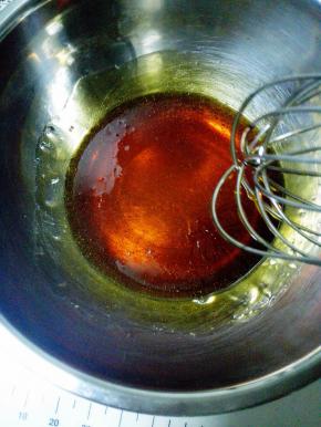 转化糖浆倒入碗中，搅拌出细腻的小气泡