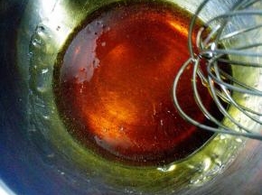 转化糖浆倒入碗中，搅拌出细腻的小气泡