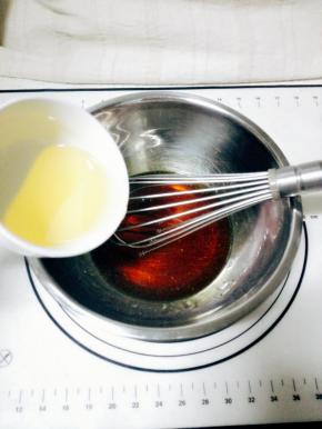 加入玉米油，搅拌均匀