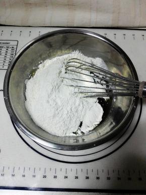 加入月饼预拌粉，拌匀