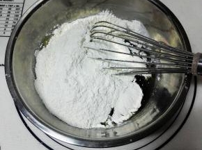 加入月饼预拌粉，拌匀