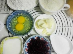 准备蔓越莓椰蓉馅，蔓越莓切碎，低粉放在烤盘内，入烤箱烤6分钟，成熟面粉