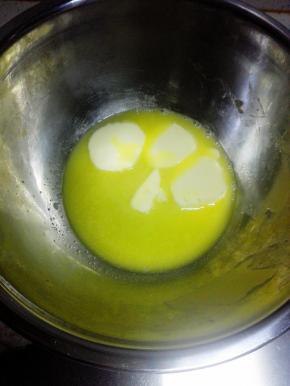 黄油放入盆中，小火融化成液体