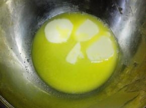 黄油放入盆中，小火融化成液体