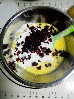 加入椰蓉，熟低粉，细砂糖，牛奶.再加入全蛋液,加入切碎的蔓越莓干