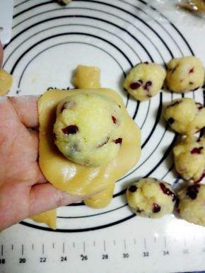 放上一颗蔓越莓椰蓉馅