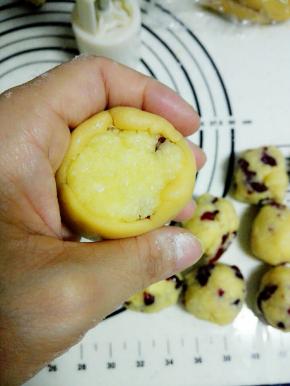 放置在虎口的位置，慢慢向上推皮