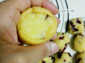 放置在虎口的位置，慢慢向上推皮