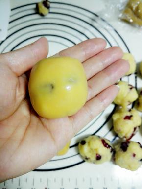 直到月饼皮整个包裹住蔓越莓椰蓉馅，收口朝下