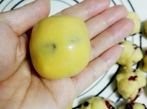 直到月饼皮整个包裹住蔓越莓椰蓉馅，收口朝下