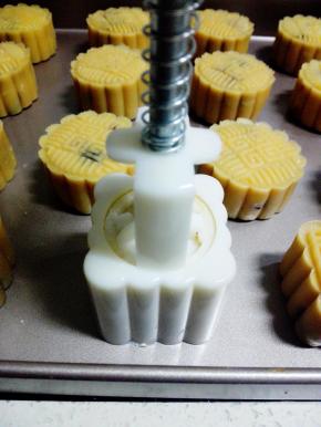 用月饼模具压成形