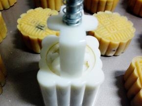 用月饼模具压成形