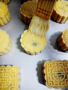 取出冷却后刷蛋液，再烤20分钟