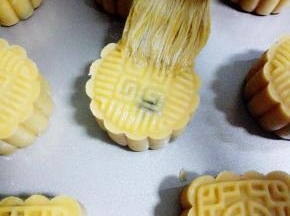 取出冷却后刷蛋液，再烤20分钟