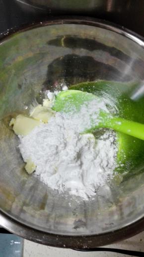 黄油软化后，加入糖粉，打发至发白
