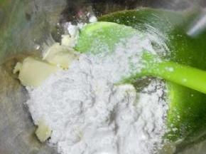 黄油软化后，加入糖粉，打发至发白