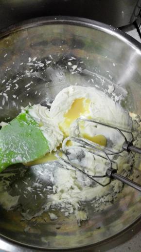 分三次倒入蛋液，每次都要打发至完全混合