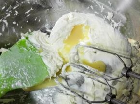 分三次倒入蛋液，每次都要打发至完全混合