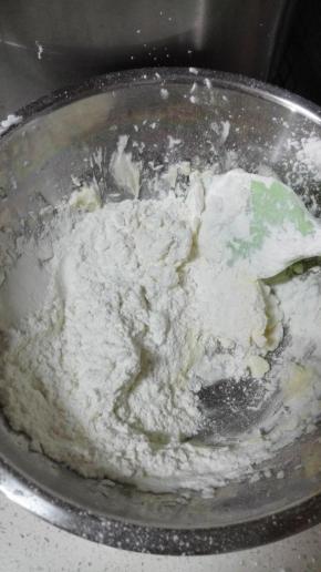 低粉过筛后，加入黄油中