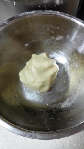 用刮刀拌匀成面团