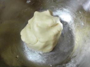 用刮刀拌匀成面团