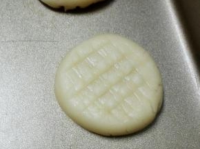 此时烤箱180度，上下管预热
将包好馅的面团放入烤盘中，用叉子按压出印子