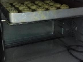 放入预热好的烤箱，180度，上下管，上层，20分钟