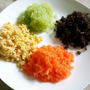 鸡蛋液留三分之一放肉馅里，其余的蛋液，加点盐，料酒半勺，水小半勺，拌均匀，油锅炒熟，切碎，黑木耳，胡萝卜，莴笋也都切碎，