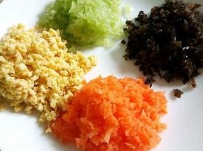 鸡蛋液留三分之一放肉馅里，其余的蛋液，加点盐，料酒半勺，水小半勺，拌均匀，油锅炒熟，切碎，黑木耳，胡萝卜，莴笋也都切碎，