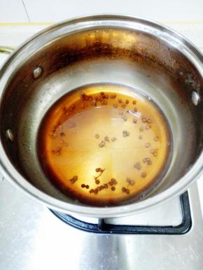 花椒放锅内，加入水，中火煮开转小火煮10分钟