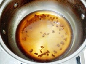 花椒放锅内，加入水，中火煮开转小火煮10分钟