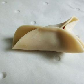 把右边的靠中间捏