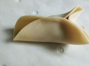 把右边的靠中间捏