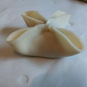 左边也一起捏，这样就成4个角，把每个角，稍微拉开一点