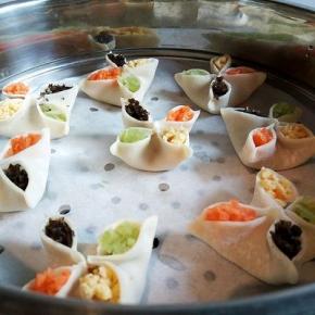 开以后，大火上锅蒸15分钟就可以！（放了张油纸，防止饺子粘锅）