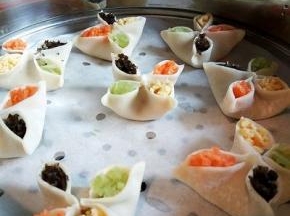 开以后，大火上锅蒸15分钟就可以！（放了张油纸，防止饺子粘锅）