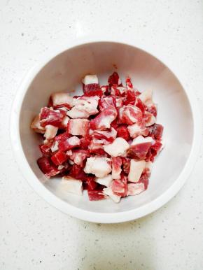 期间可以将羊肉切成约1cm大小丁状