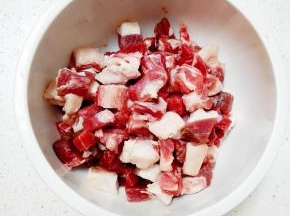 期间可以将羊肉切成约1cm大小丁状