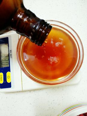 煮好的花椒水丢弃花椒不要，留下水，加入料酒