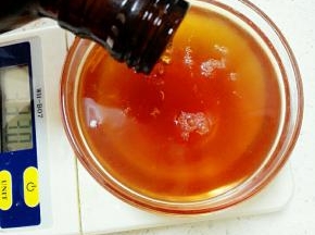 煮好的花椒水丢弃花椒不要，留下水，加入料酒