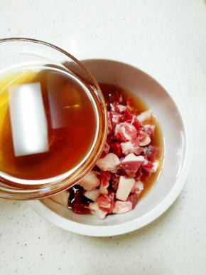 将料酒花椒水倒入羊肉丁碗中，拌匀，腌制1小时去膻味