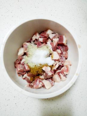 加入孜然粉，白胡椒粉，盐拌匀