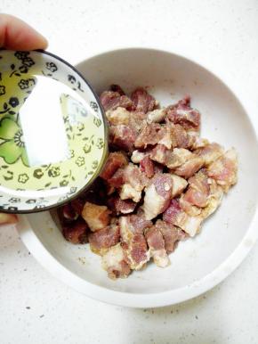 加入玉米油拌匀后，腌制2小时